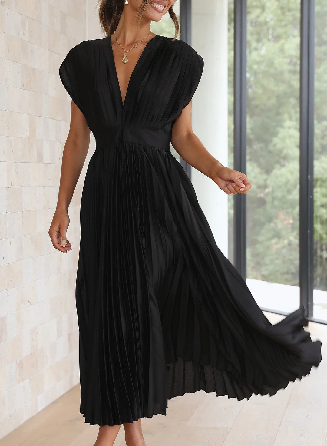 Elegantes Plissee-Midikleid mit tiefem V-Ausschnitt und fließendem Satin – Perfekt für festliche Anlässe & Abendveranstaltungen