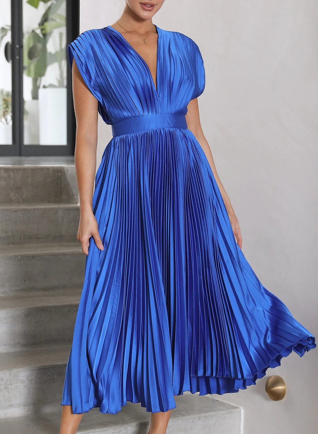 Elegantes Plissee-Midikleid mit tiefem V-Ausschnitt und fließendem Satin – Perfekt für festliche Anlässe & Abendveranstaltungen