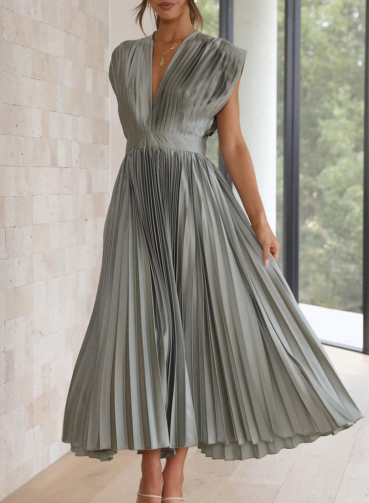 Elegantes Plissee-Midikleid mit tiefem V-Ausschnitt und fließendem Satin – Perfekt für festliche Anlässe & Abendveranstaltungen