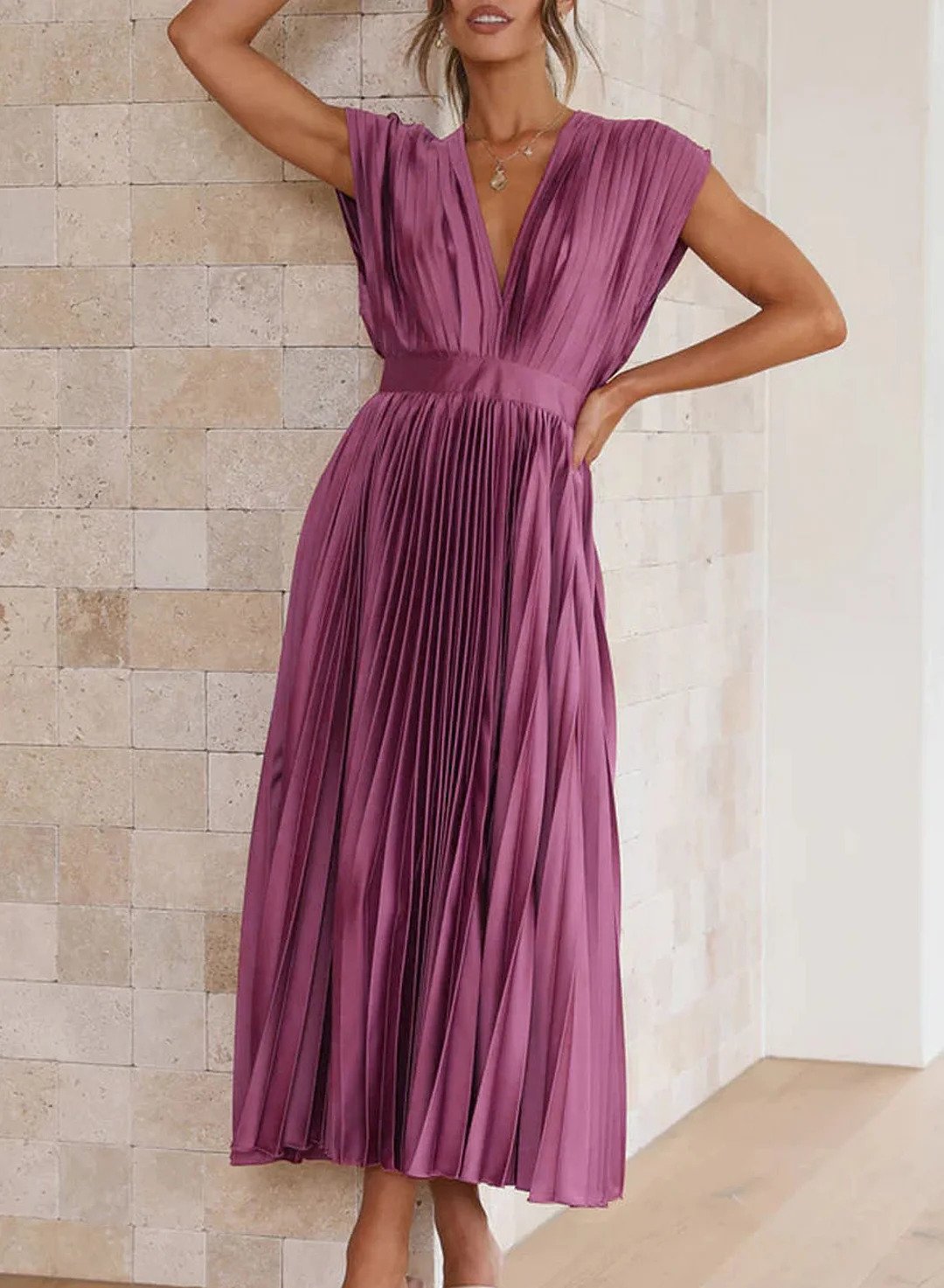 Elegantes Plissee-Midikleid mit tiefem V-Ausschnitt und fließendem Satin – Perfekt für festliche Anlässe & Abendveranstaltungen