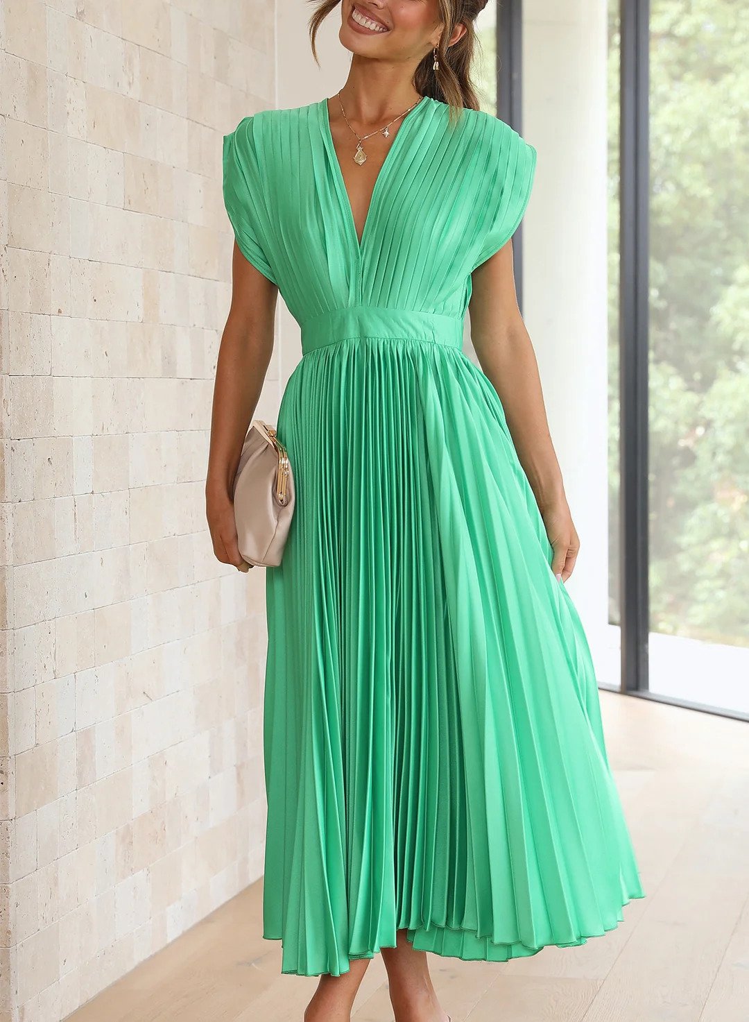 Elegantes Plissee-Midikleid mit tiefem V-Ausschnitt und fließendem Satin – Perfekt für festliche Anlässe & Abendveranstaltungen