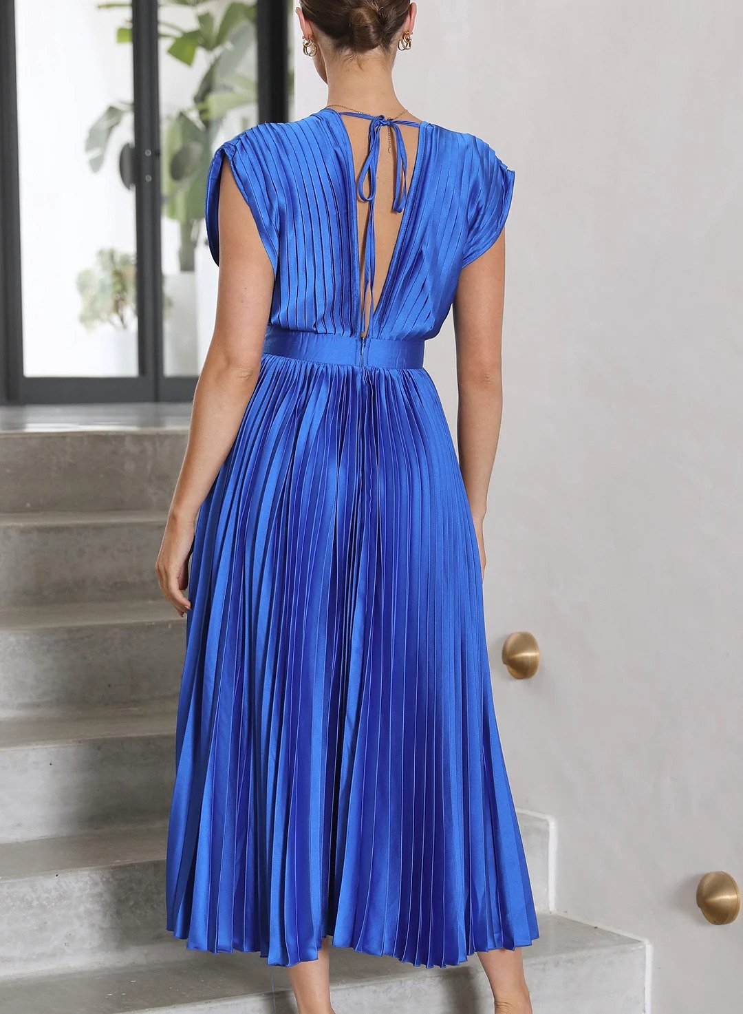 Elegantes Plissee-Midikleid mit tiefem V-Ausschnitt und fließendem Satin – Perfekt für festliche Anlässe & Abendveranstaltungen