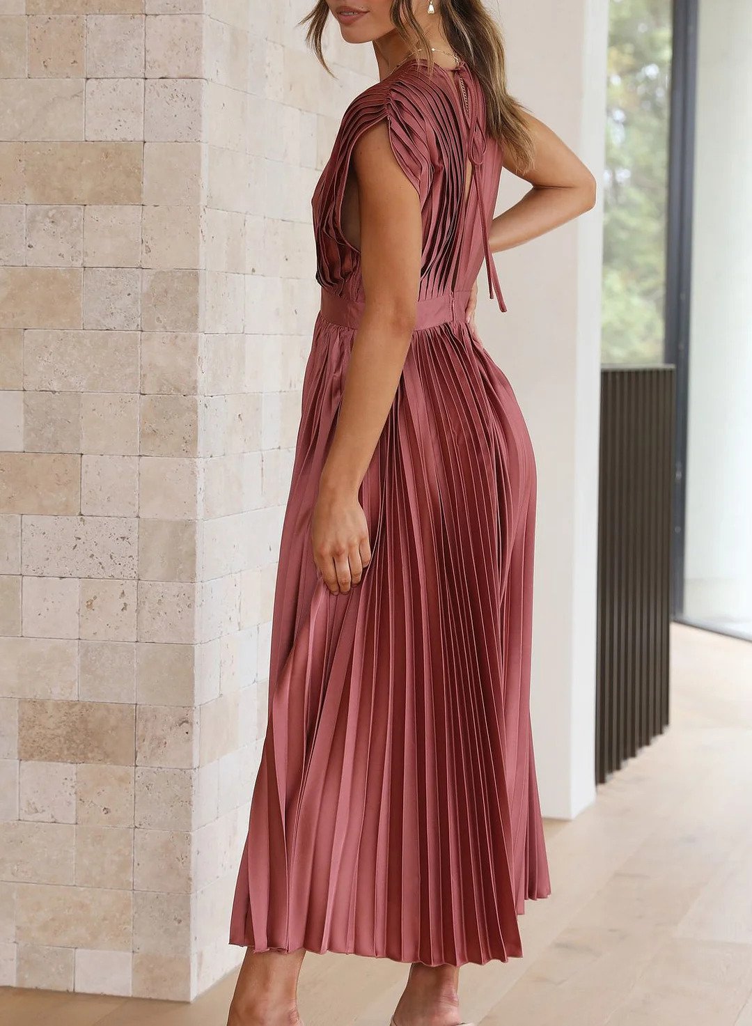 Elegantes Plissee-Midikleid mit tiefem V-Ausschnitt und fließendem Satin – Perfekt für festliche Anlässe & Abendveranstaltungen