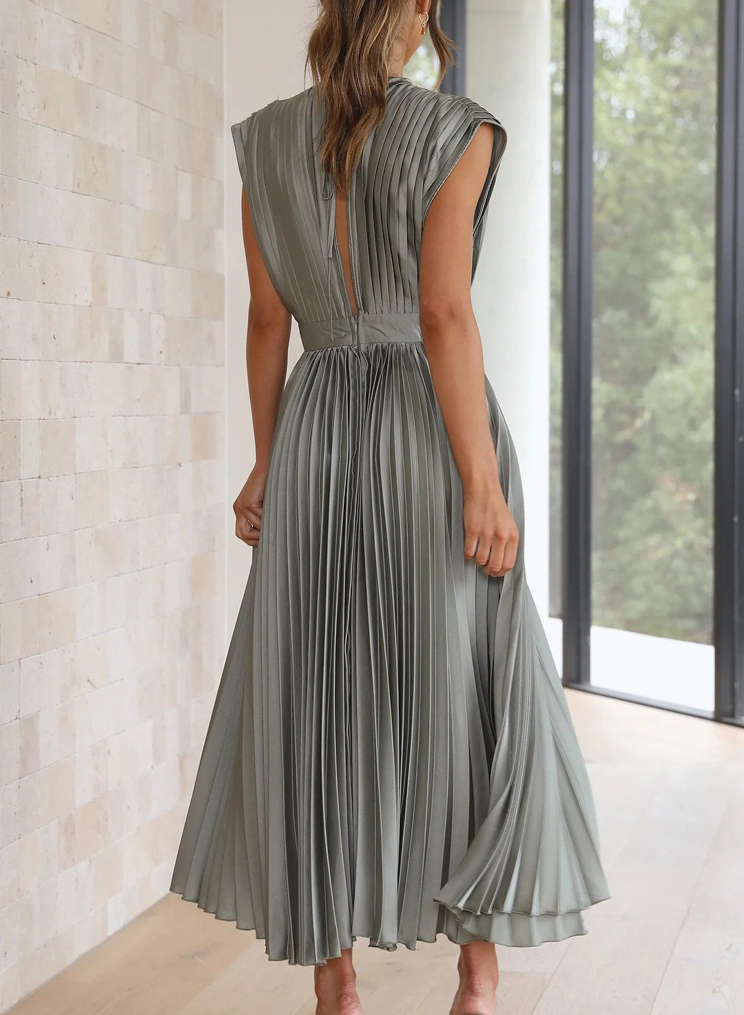 Elegantes Plissee-Midikleid mit tiefem V-Ausschnitt und fließendem Satin – Perfekt für festliche Anlässe & Abendveranstaltungen