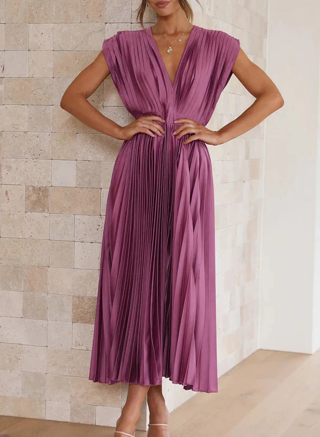 Elegantes Plissee-Midikleid mit tiefem V-Ausschnitt und fließendem Satin – Perfekt für festliche Anlässe & Abendveranstaltungen