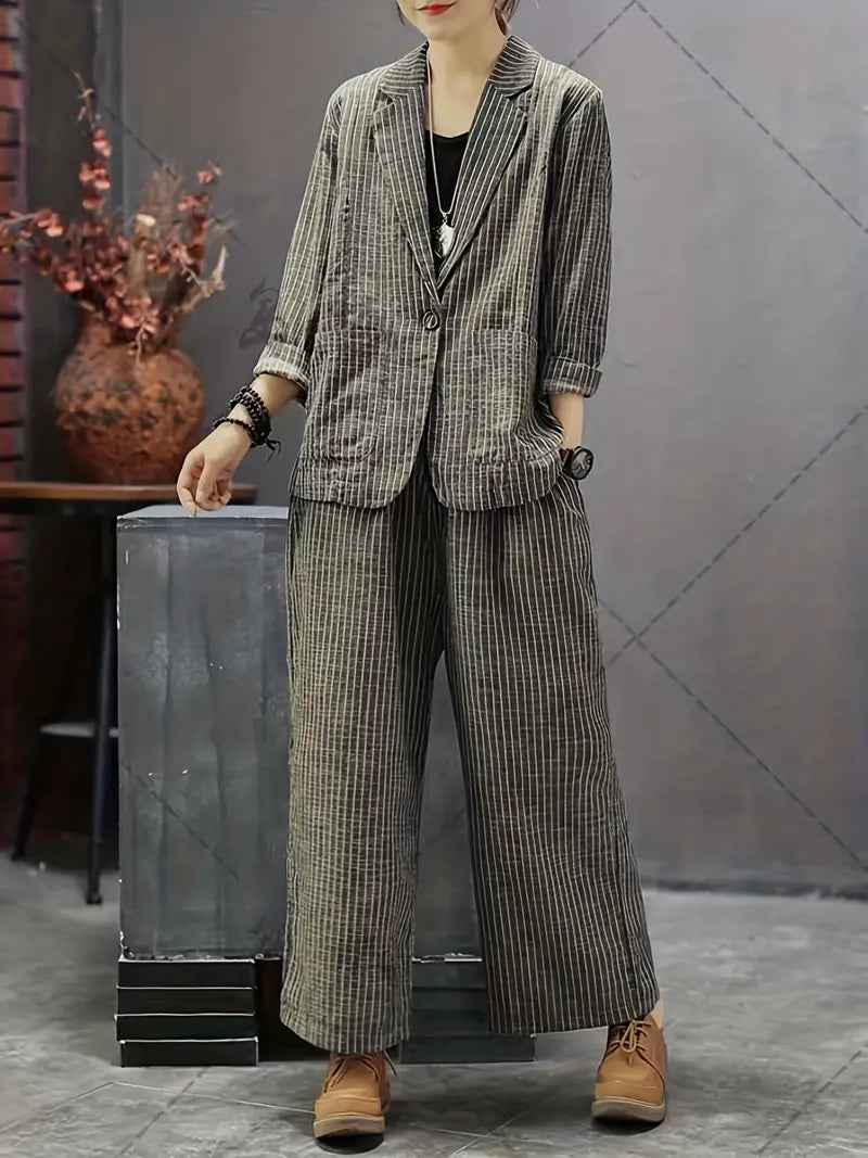Elegant blazer with striped lapel and wide-leg trousers