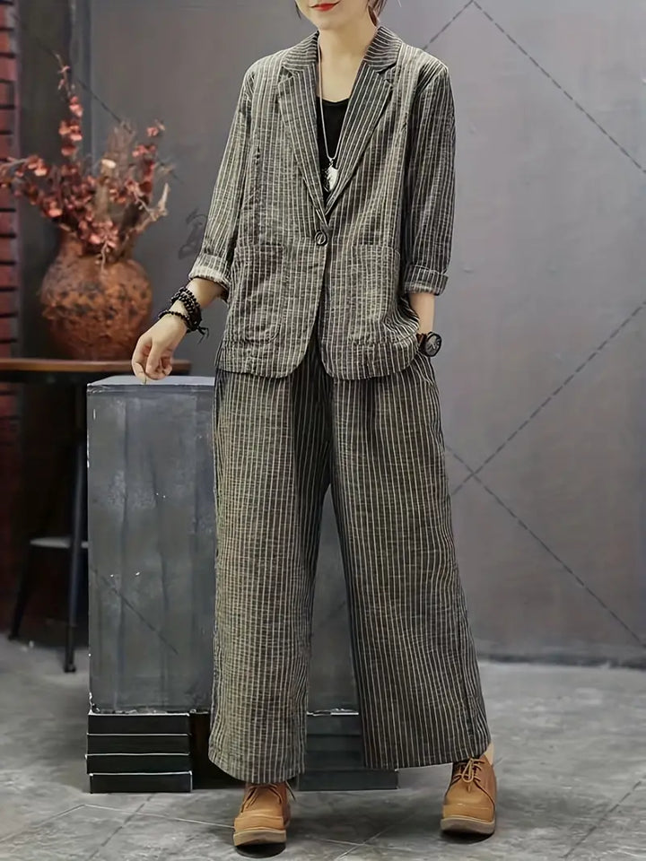 Elegant blazer with striped lapel and wide-leg trousers
