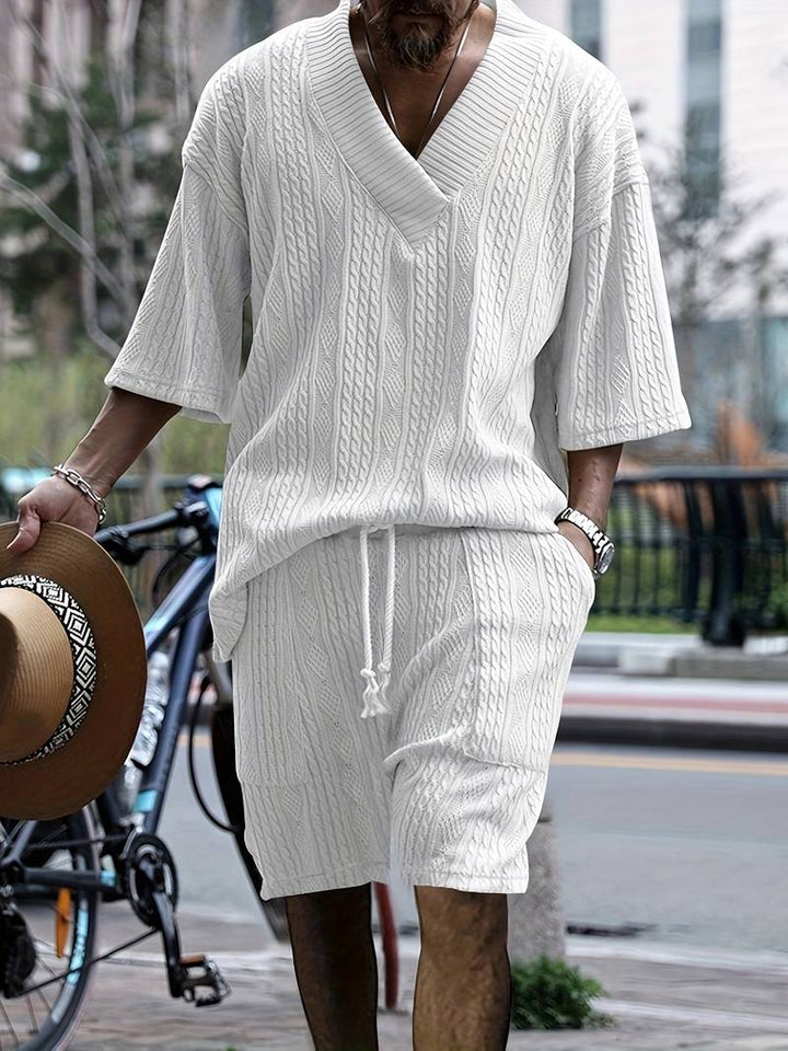 Męski letni zestaw dwuczęściowy – oversize koszula z dekoltem w serek i szorty w dzianinowym stylu – streetwearowy strój na czas wolny i wakacje