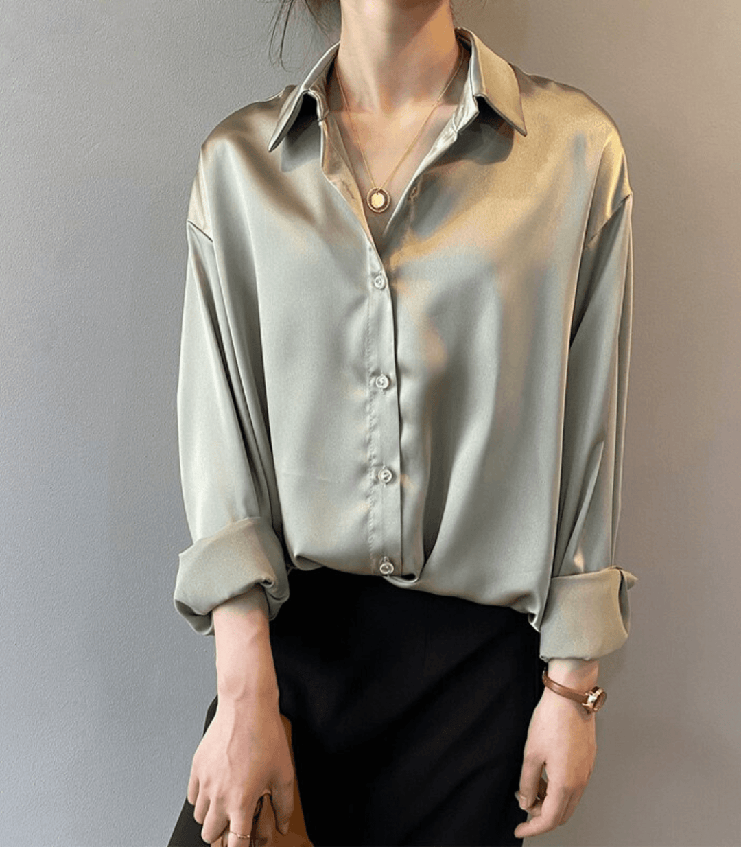 Chemisier en satin de soie à boutons