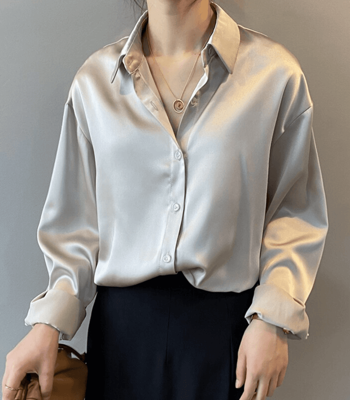 Chemisier en satin de soie à boutons