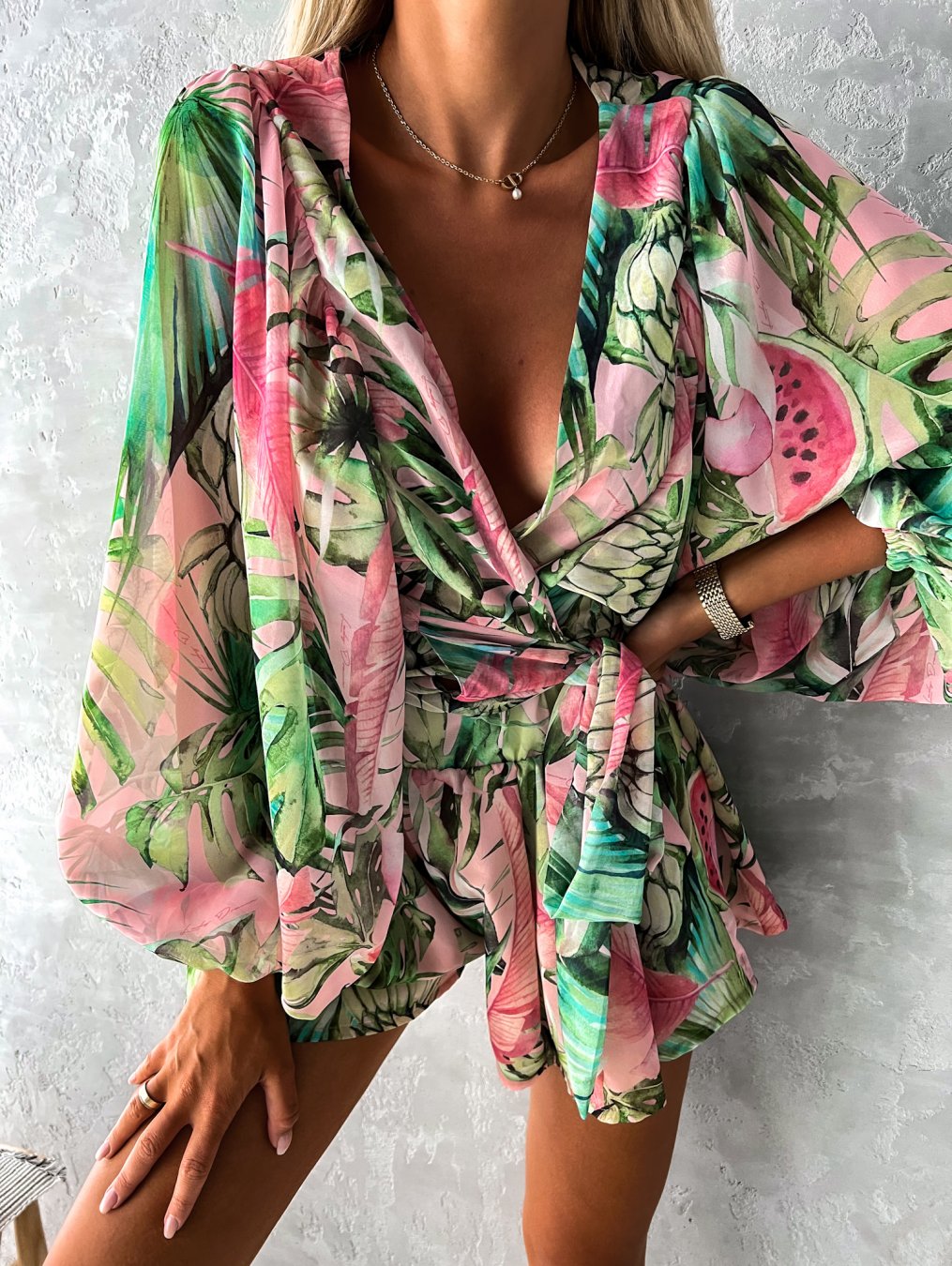 Leichter Sommer-Strandanzug mit langärmligem V-Ausschnitt und verspieltem Print – Perfekt für Strand & Urlaub