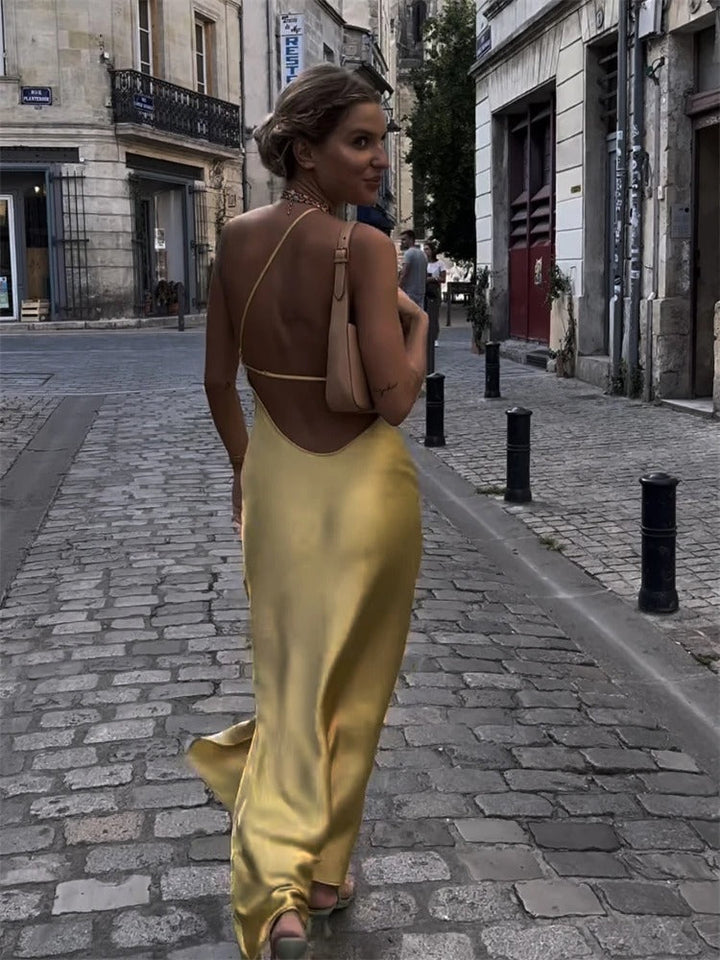 Satynowa sukienka maxi z rozcięciem na nogę i wiązaniem na szyi – Elegancka i letnia