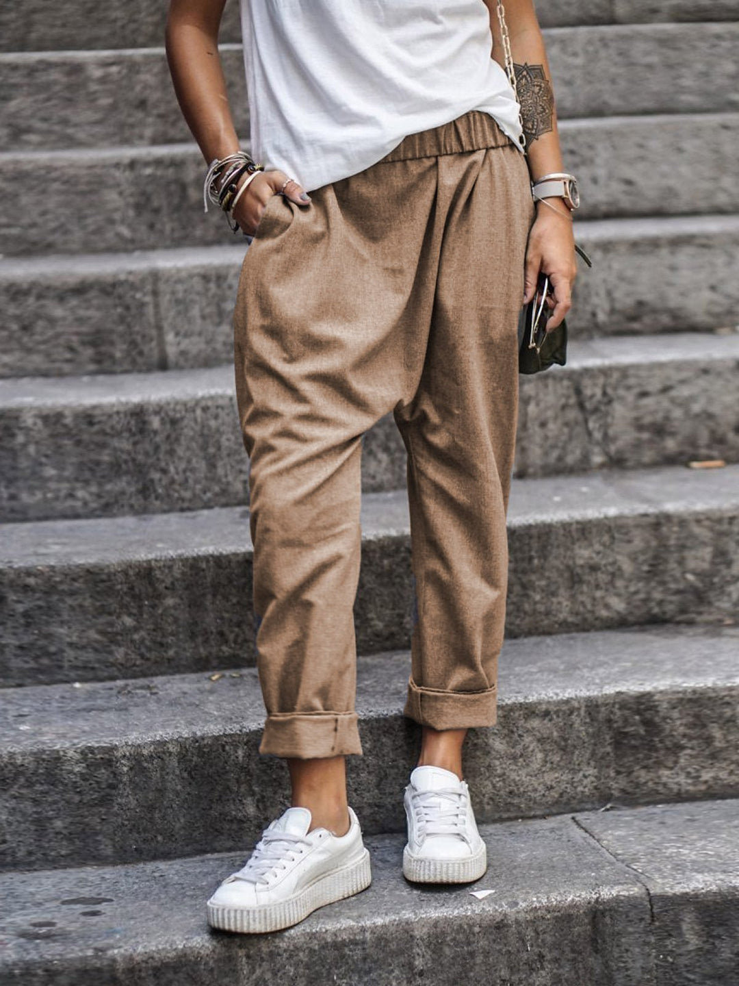 Pantalon femme coupe décontractée avec ceinture élastique – Pantalon streetstyle avec entrejambe bas et revers pour le quotidien et les loisirs